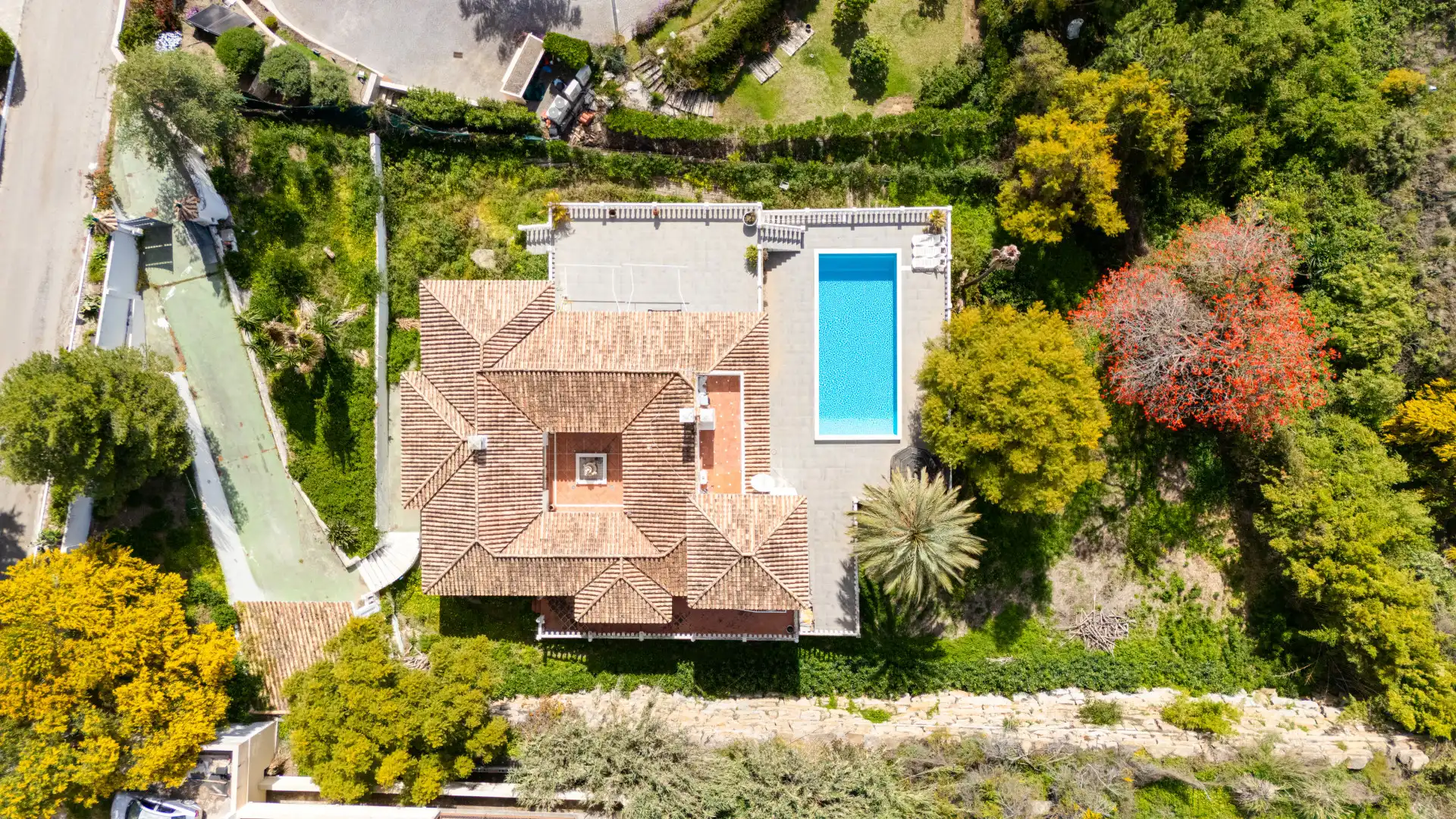 Vista exterior de Casa o xalet en venda en Benahavís amb Jardí privat, Terrassa i Piscina