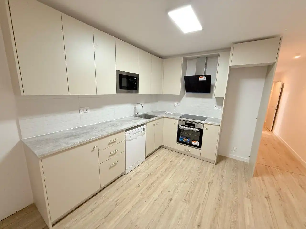 Küche von Wohnung zum Verkauf in Barcelona mit Klimaanlage, Terrasse und Ofen