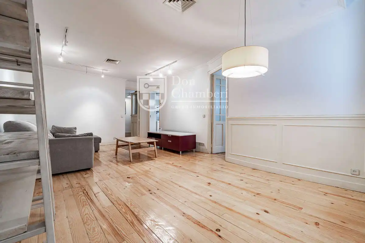 Sala d'estar de Pis en venda en Madrid amb Calefacció i Moblat