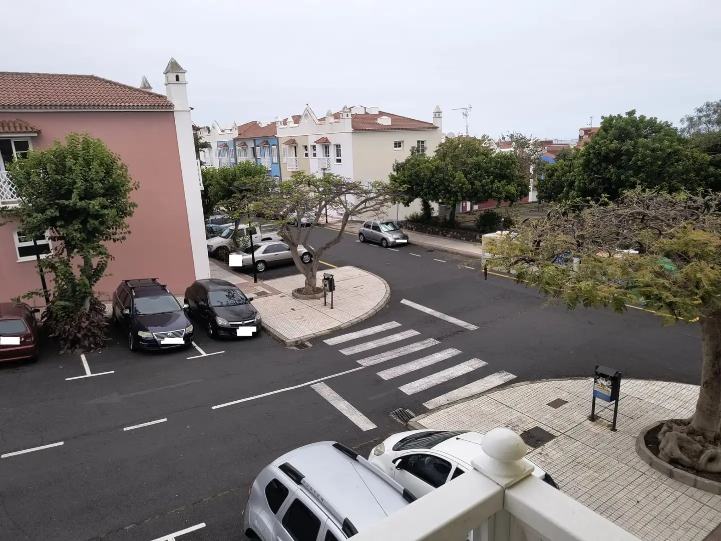Parkplatz von Einfamilien-Reihenhaus zum Verkauf in Puerto de la Cruz mit Abstellraum, Ofen und Balkon