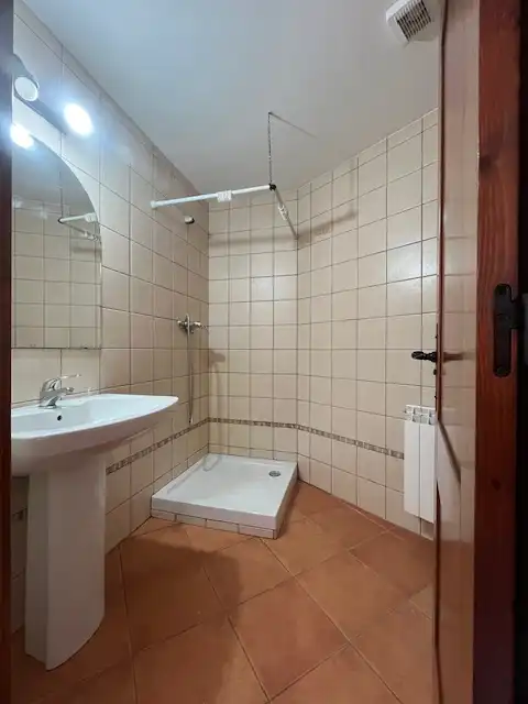 Baño de Apartamento en venta en Esterri d'Àneu con Calefacción, Parquet y Trastero