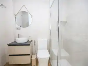Bany de Pis de lloguer en Almuñécar amb Aire condicionat, Terrassa i Moblat