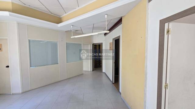 Local comercial en Alquiler en plaza Luis Companys  es quina calle valencia en Port - Horta de Santa María