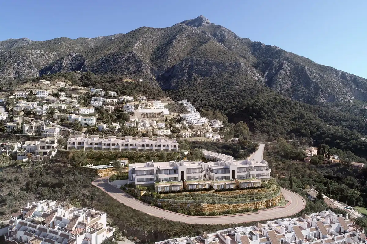 Vista exterior de Àtic en venda en Istán amb Aire condicionat, Terrassa i Sauna