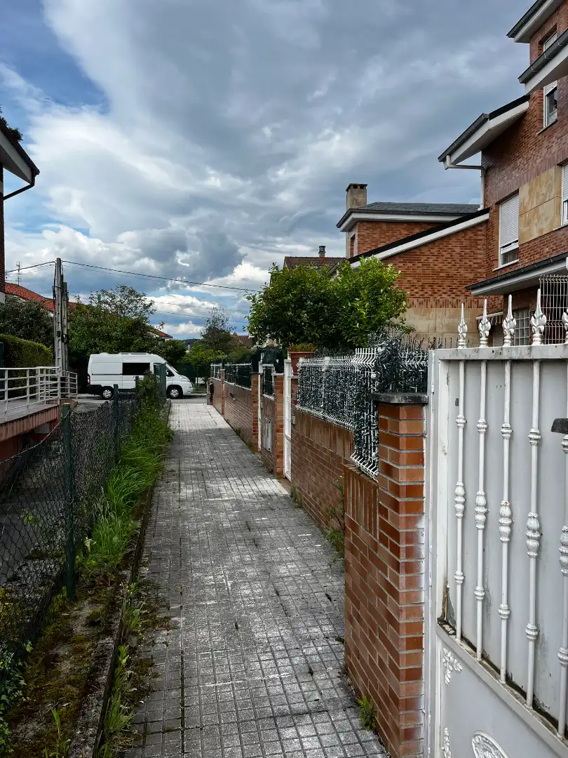Vista exterior de Casa adosada en venta en Torrelavega  con Calefacción, Terraza y Trastero