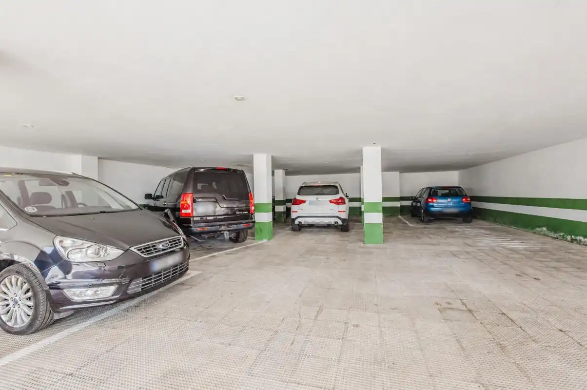 Aparcament de Pis en venda en Benahavís amb Aire condicionat, Calefacció i Jardí privat