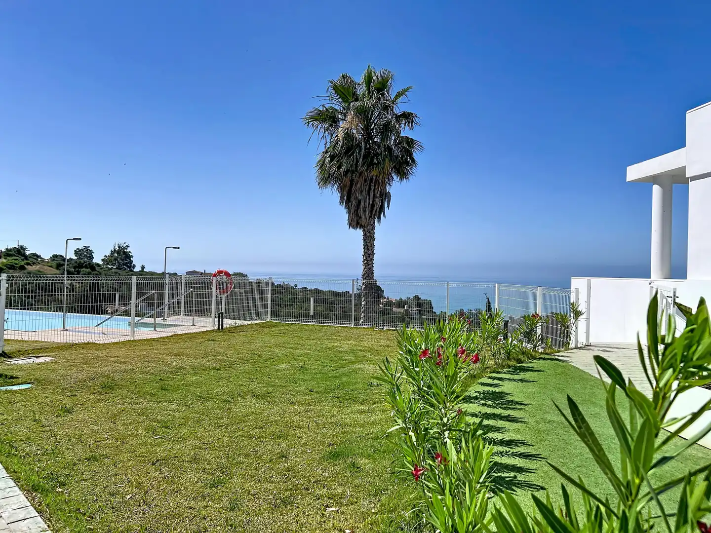 Schwimmbecken von Einfamilien-Reihenhaus zum Verkauf in Manilva mit Klimaanlage, Terrasse und Abstellraum