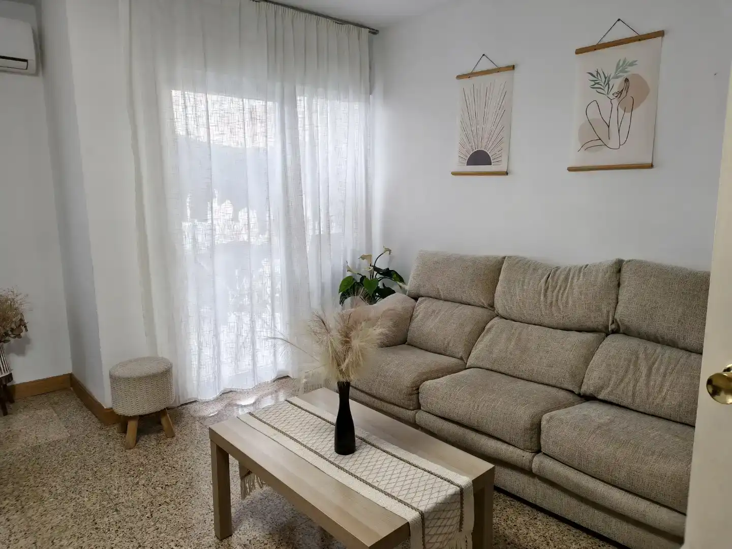 Living room of Flat for rent in Mérida  with Air Conditioner, Washing machine and Microwave