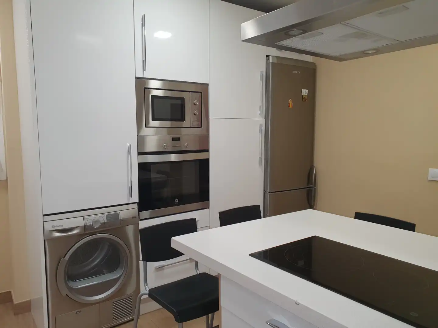Cuina de Pis de lloguer en Dos Hermanas amb Aire condicionat, Terrassa i Moblat