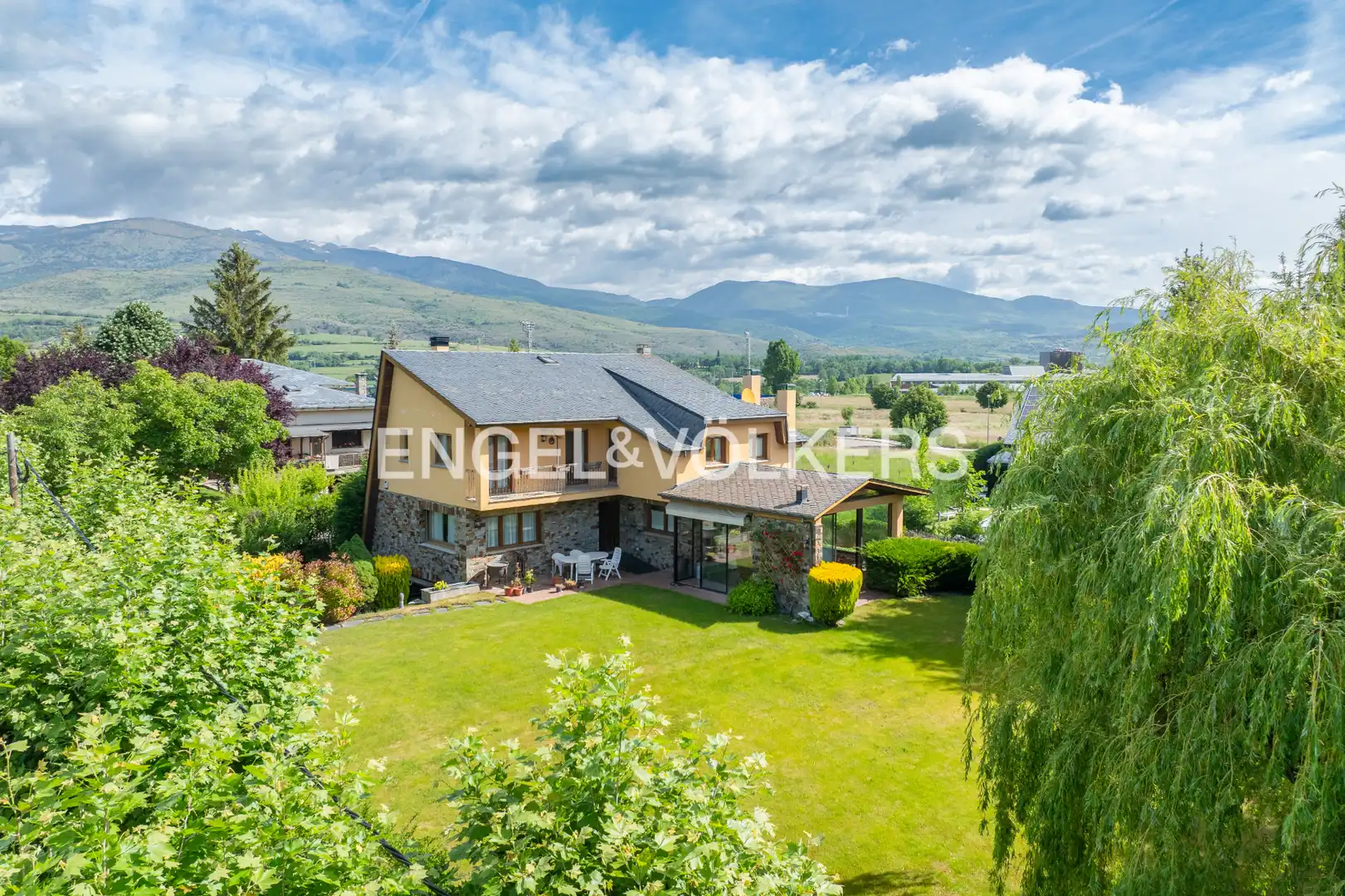 Vista exterior de Casa o xalet en venda en Puigcerdà amb Calefacció, Jardí privat i Parquet
