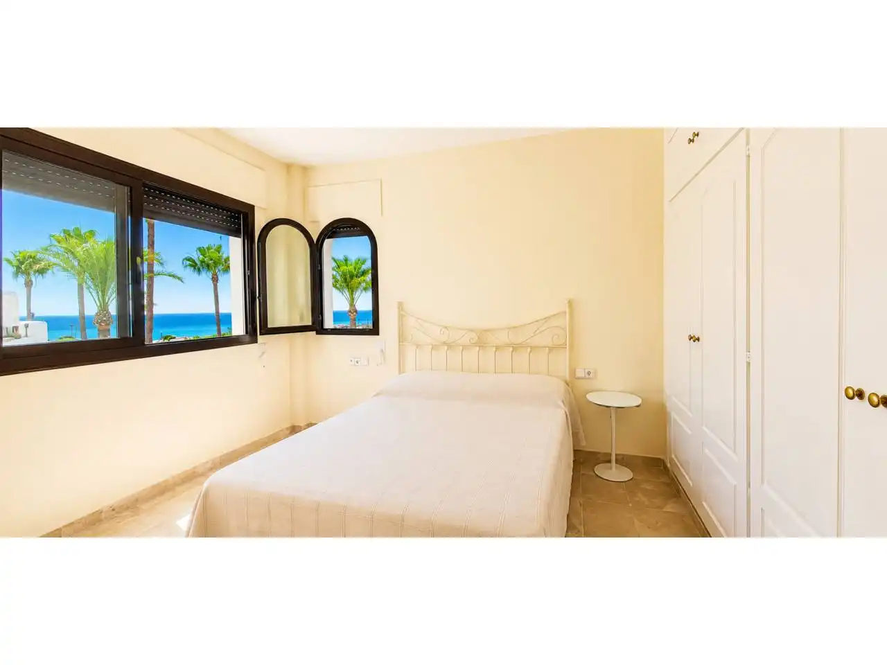 Schlafzimmer von Wohnung zum Verkauf in Manilva mit Klimaanlage, Terrasse und Möbliert