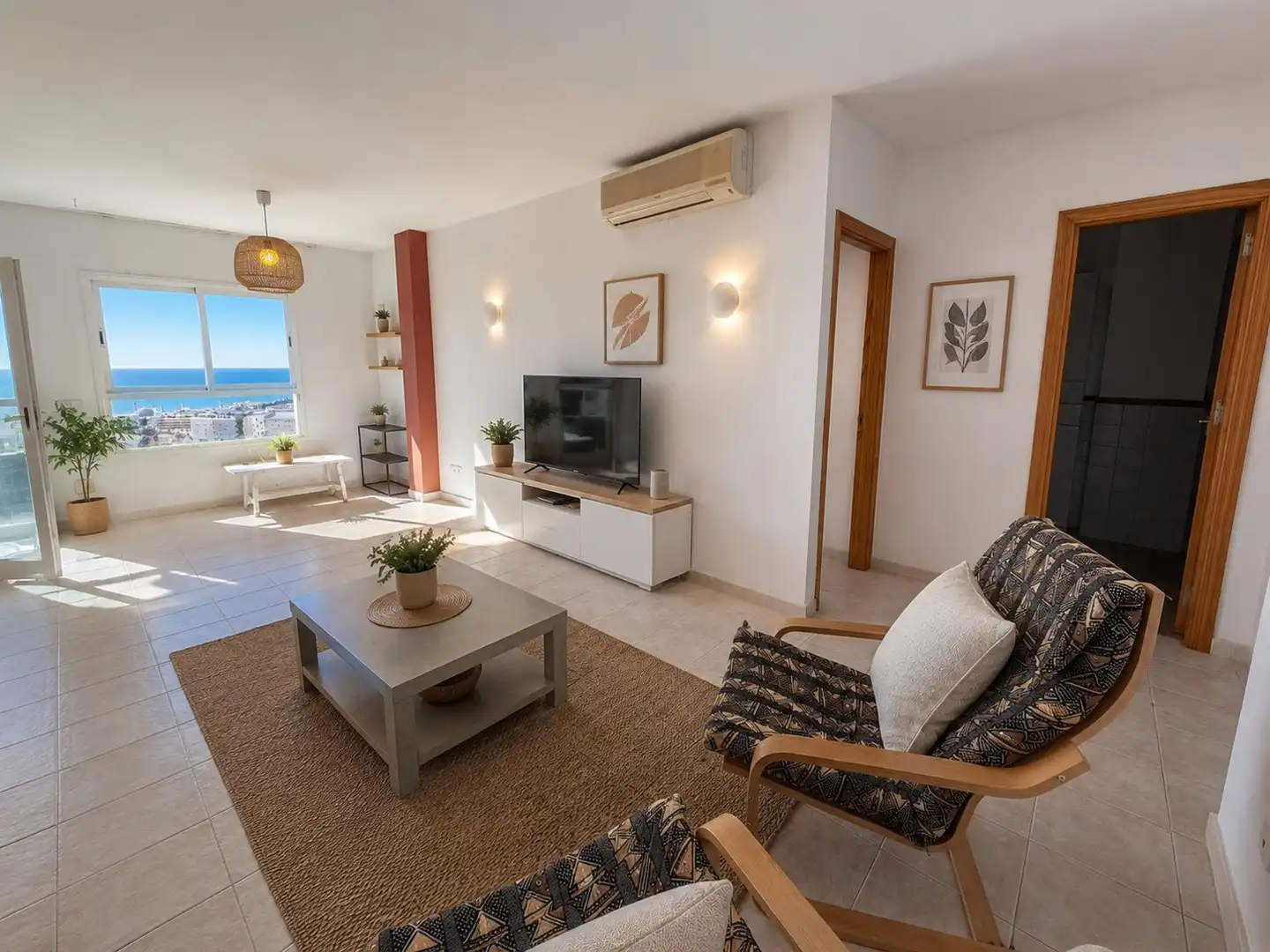 Sala d'estar de Pis en venda en Benalmádena amb Aire condicionat, Terrassa i Moblat