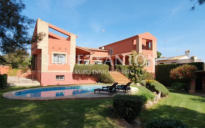 Vista exterior de Casa o xalet en venda en L'Eliana amb Aire condicionat, Terrassa i Piscina