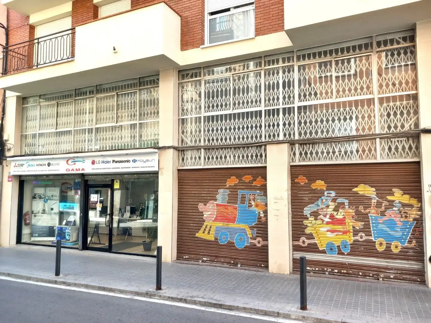 Vista exterior de Local en venda en L'Hospitalet de Llobregat amb Parquet