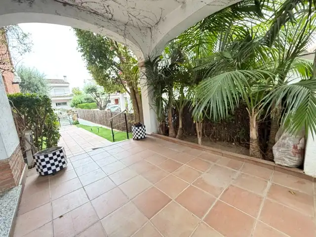 Terrasse von Einfamilien-Reihenhaus zum Verkauf in Vilassar de Dalt mit Klimaanlage, Heizung und Privatgarten