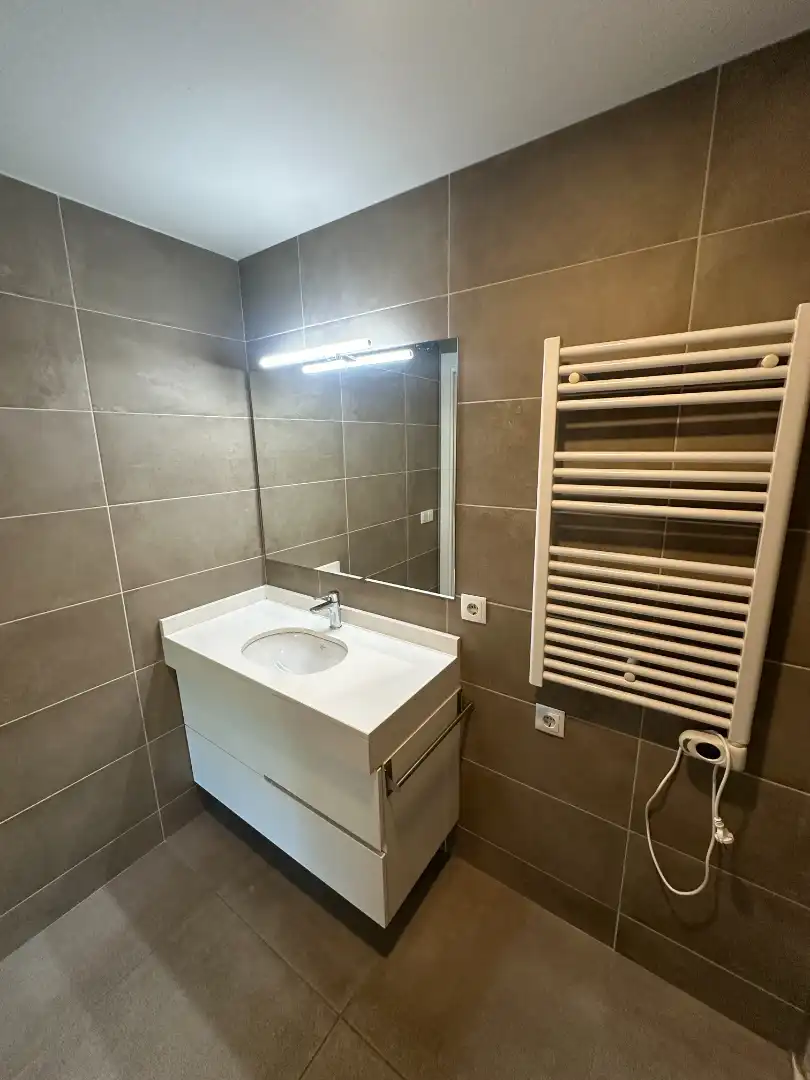Bathroom of Flat for rent in L'Hospitalet de Llobregat  with Air Conditioner, Parquet flooring and Oven