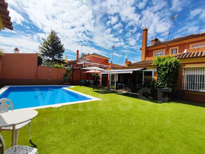 Swimming pool of House or chalet for sale in Gines