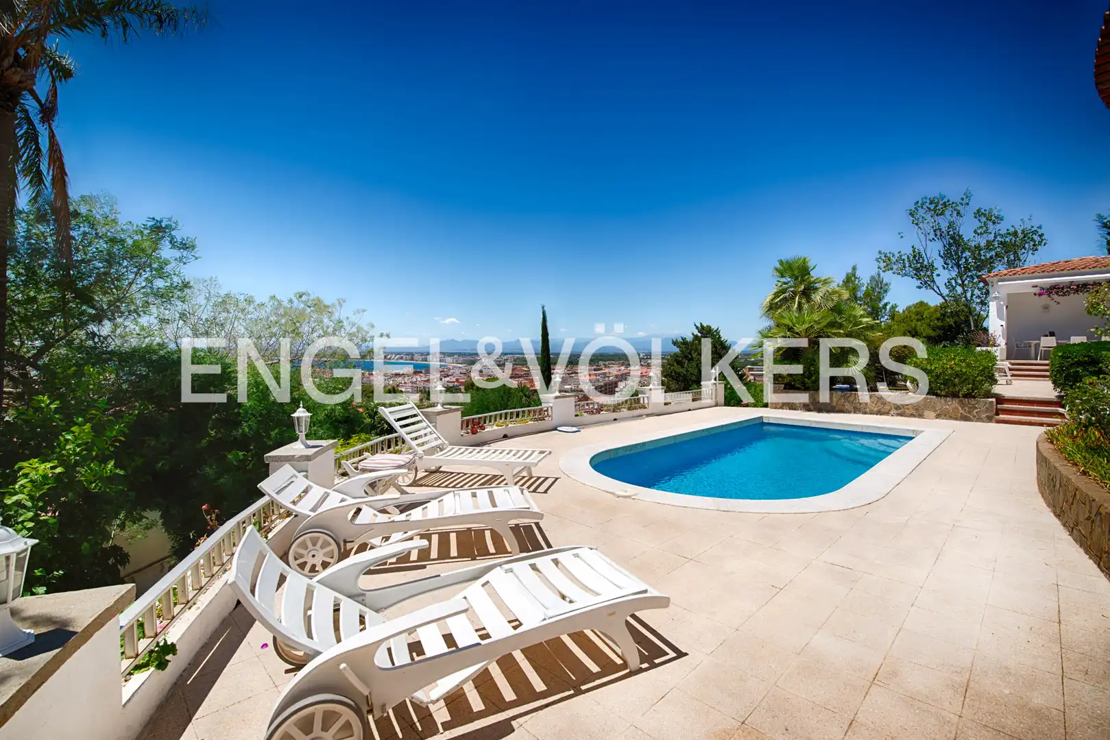 Vista exterior de Casa o xalet en venda en Roses amb Jardí privat, Terrassa i Piscina