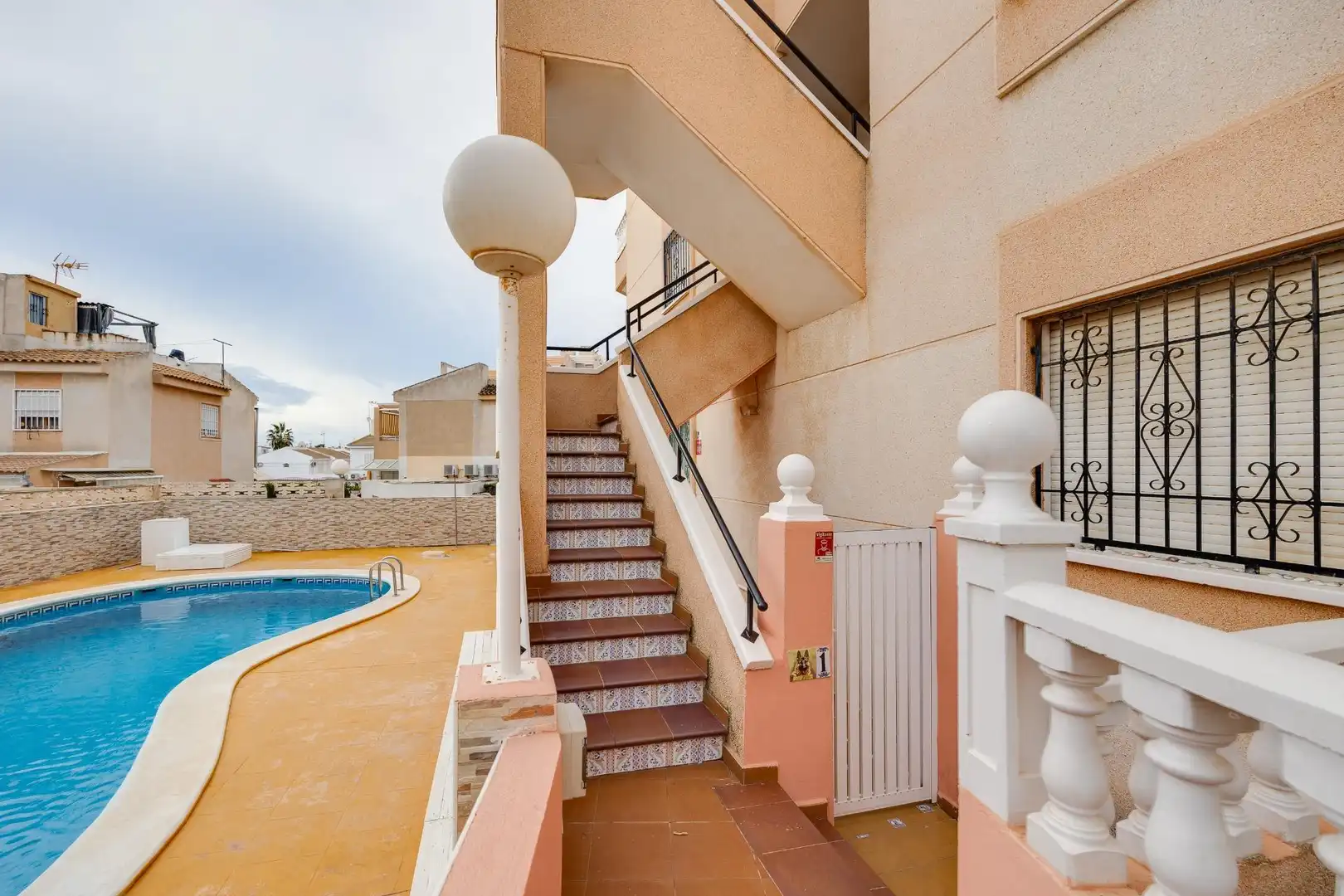 Piscina de Apartament en venda en Torrevieja amb Aire condicionat, Jardí privat i Terrassa
