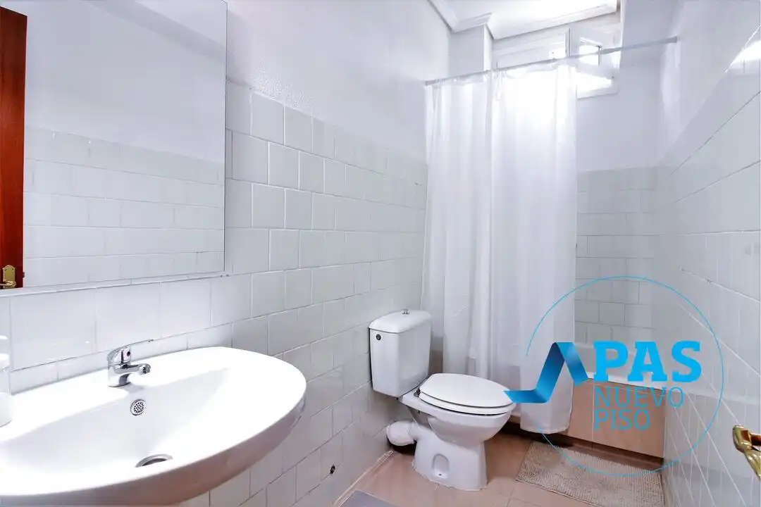 Baño de Piso en venta en Torrelavega  con Terraza y Balcón