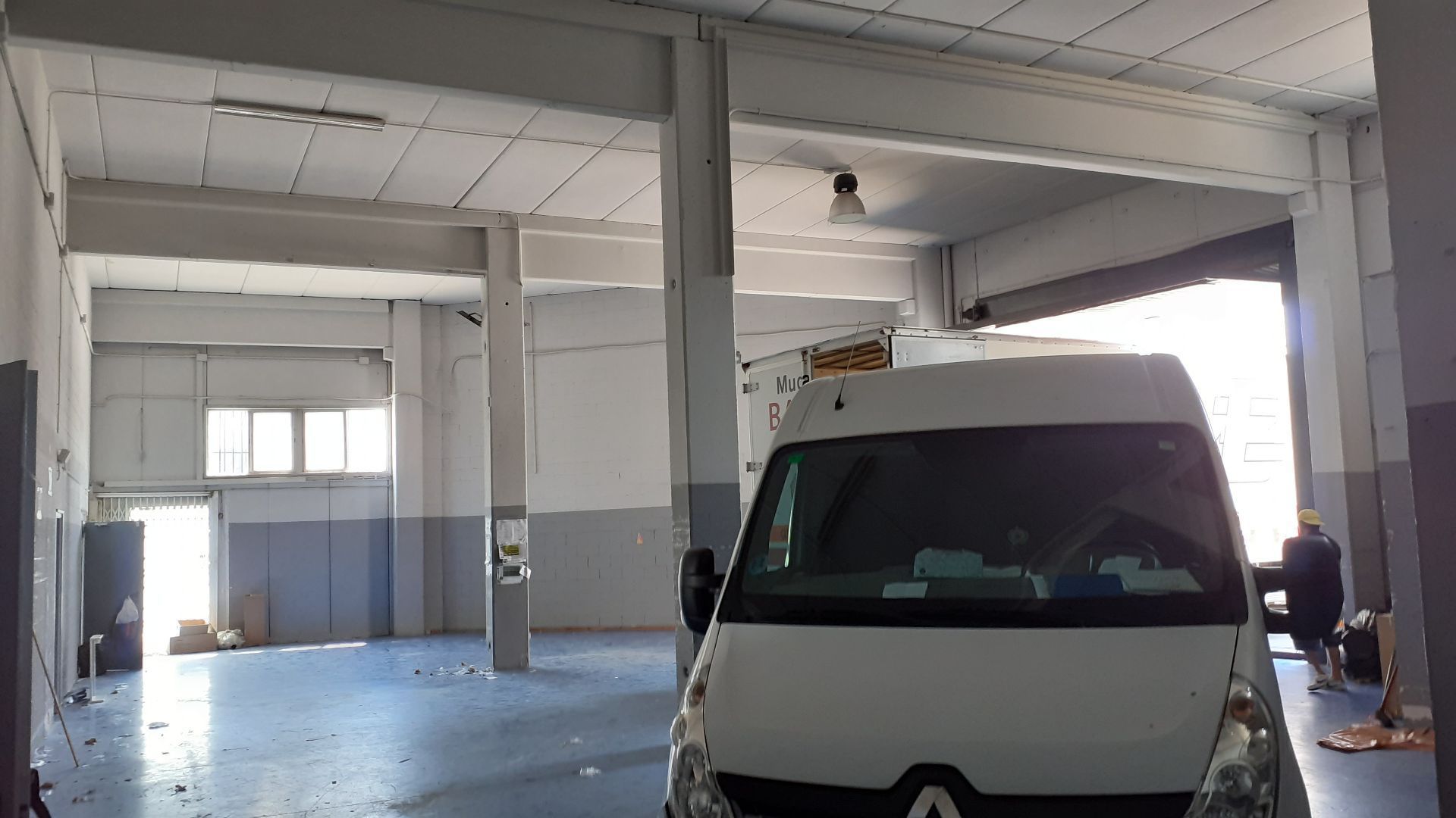 Aparcament de Nau industrial de lloguer en Cornellà de Llobregat