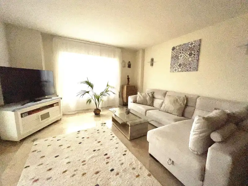 Apartamento con terraza en venta en Calahonda, imagen 3
