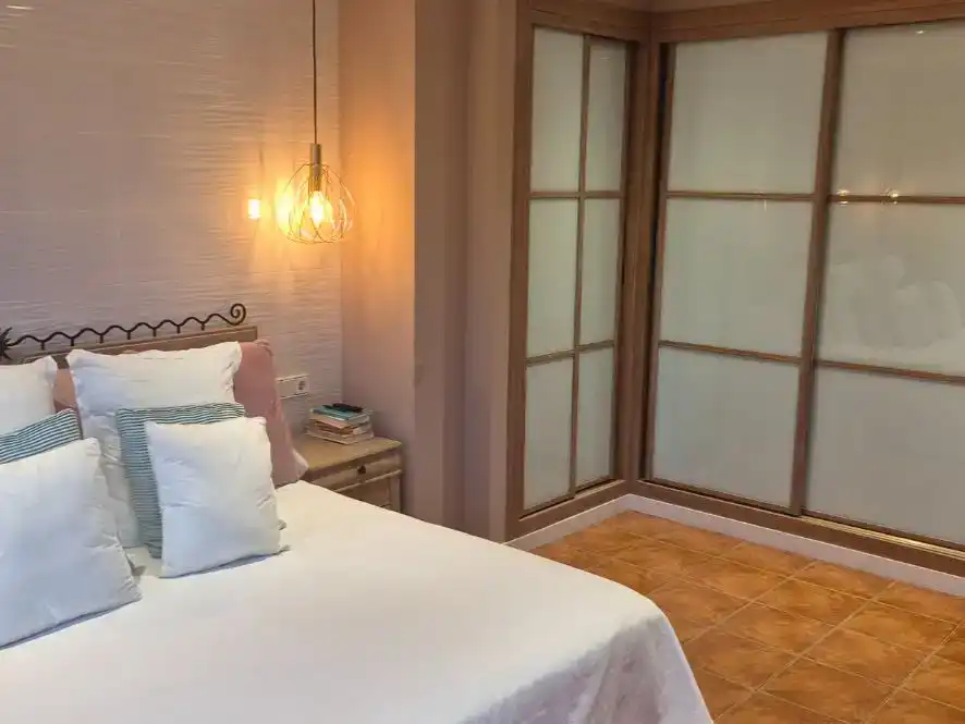 Dormitori de Casa adosada en venda en Benidorm amb Aire condicionat, Piscina i Balcó
