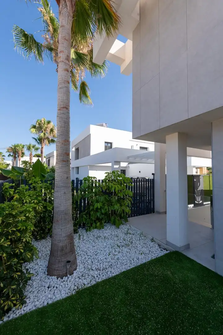 Außenansicht von Haus oder Chalet zur Miete in El Campello mit Klimaanlage, Privatgarten und Terrasse