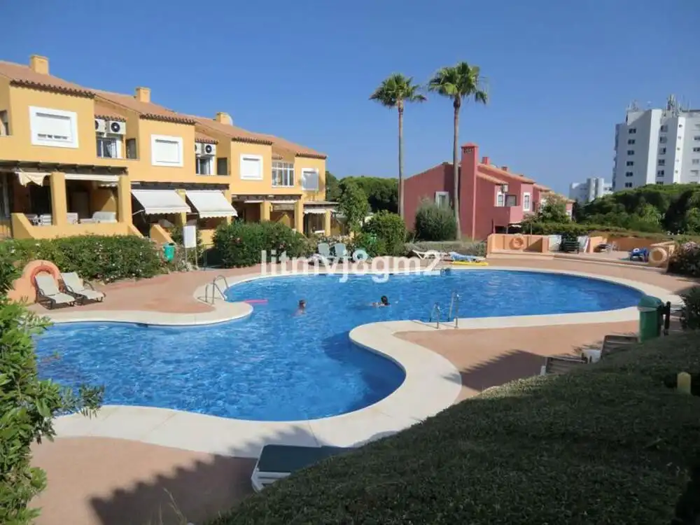 Vista exterior de Casa adosada de lloguer en Mijas amb Aire condicionat, Terrassa i Piscina