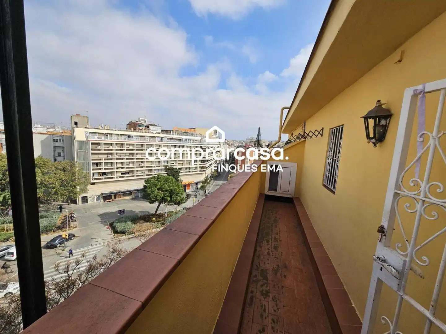 Vista exterior de Àtic en venda en L'Hospitalet de Llobregat