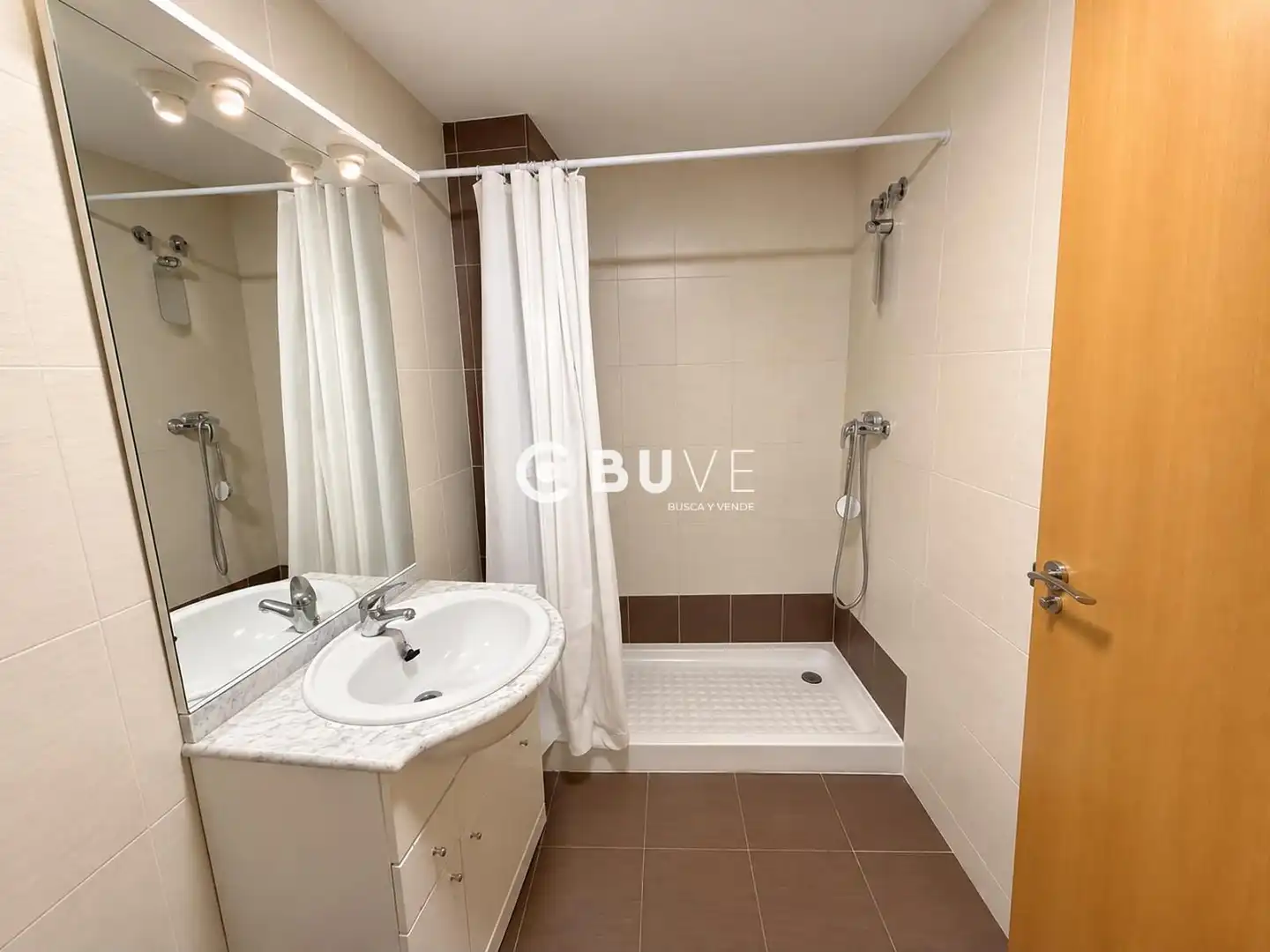 Bathroom of Flat for sale in Ador  with Air Conditioner, Terrace and Furnished
