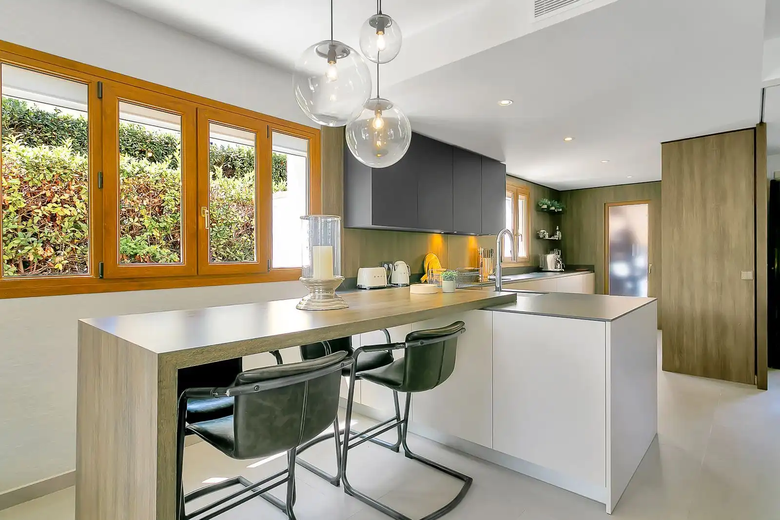 Küche von Einfamilien-Reihenhaus zum Verkauf in Estepona mit Privatgarten, Terrasse und Möbliert