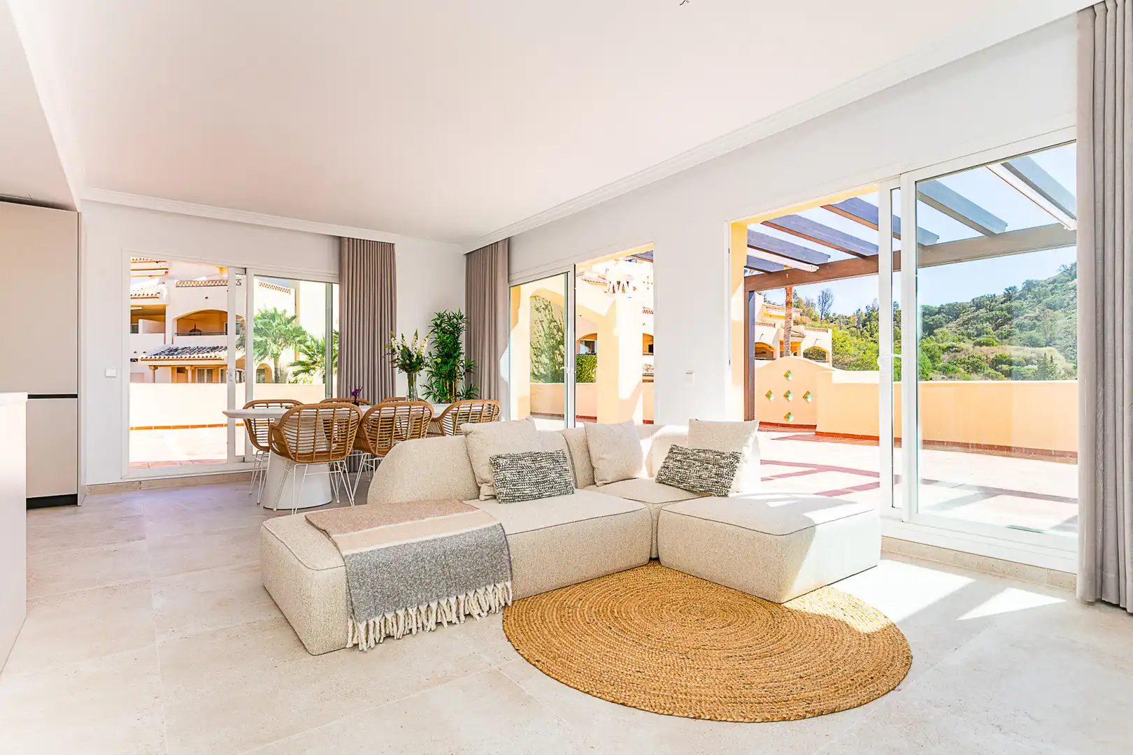 Sala de estar de Ático en venta en Marbella con Aire acondicionado, Terraza y Trastero
