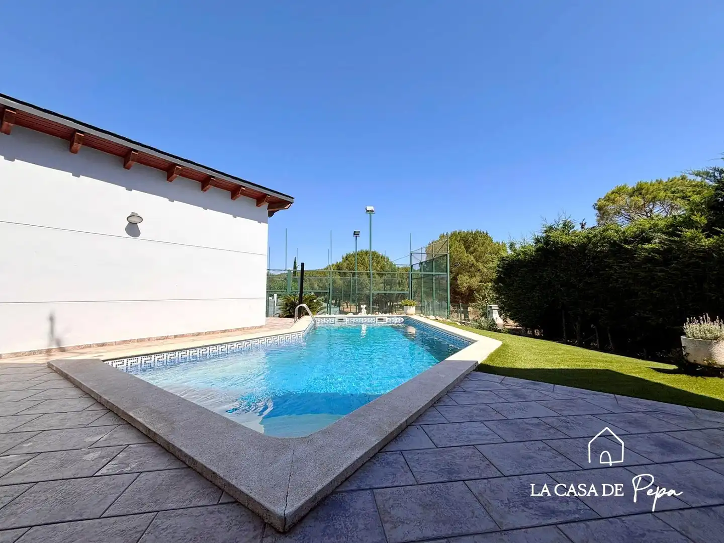 Schwimmbecken von Haus oder Chalet zum Verkauf in Begues mit Heizung und Schwimmbad