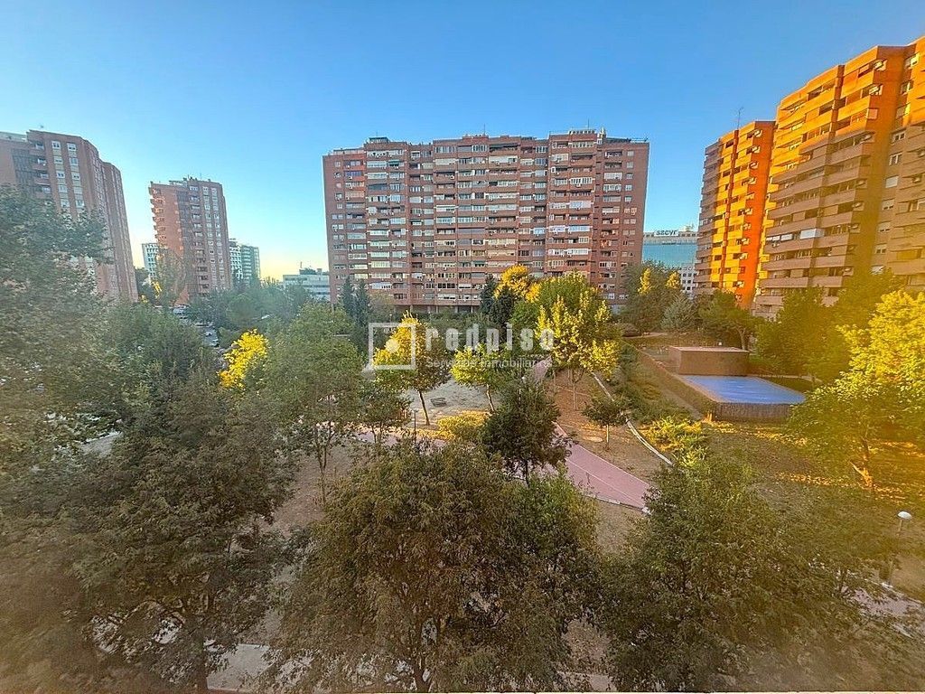 Dormitori de Pis en venda en  Madrid Capital amb Calefacció, Parquet i Terrassa