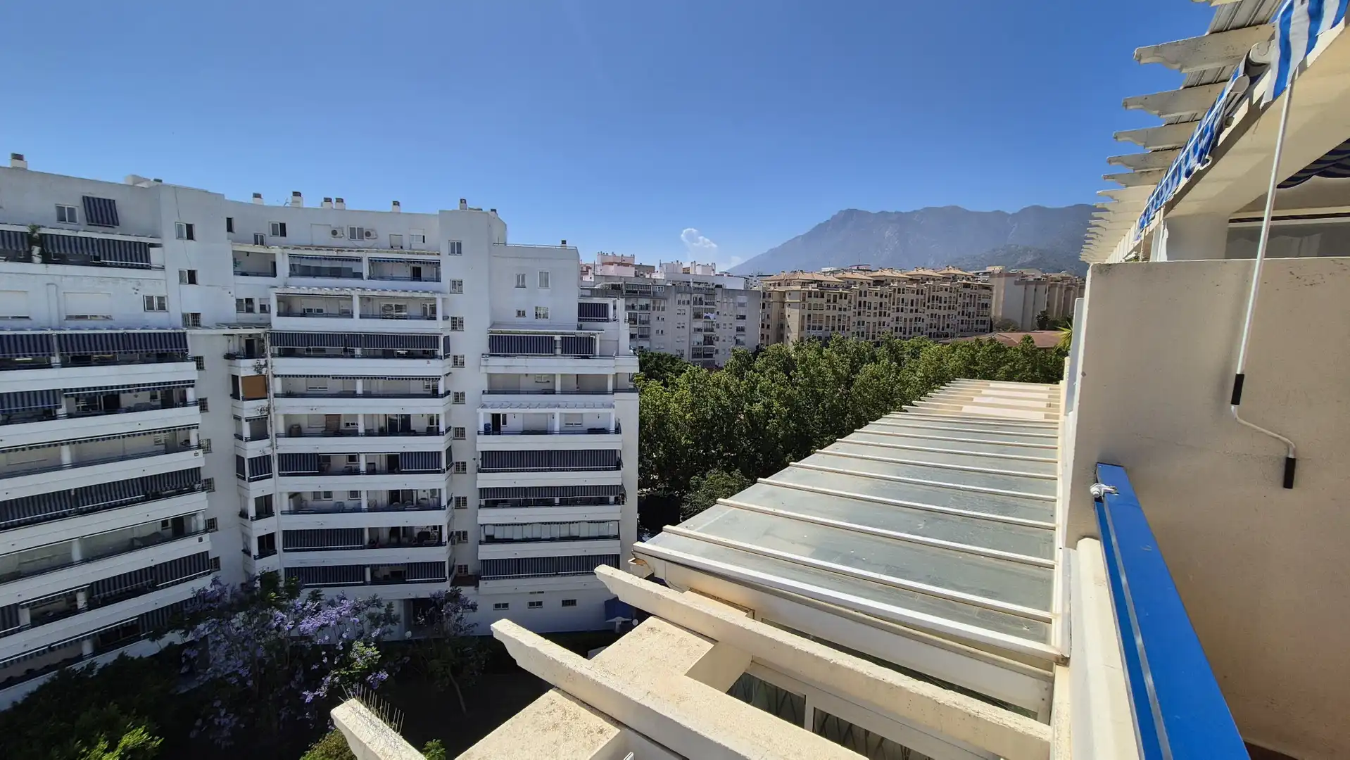 Vista exterior de Ático de alquiler en Marbella con Aire acondicionado, Terraza y Trastero
