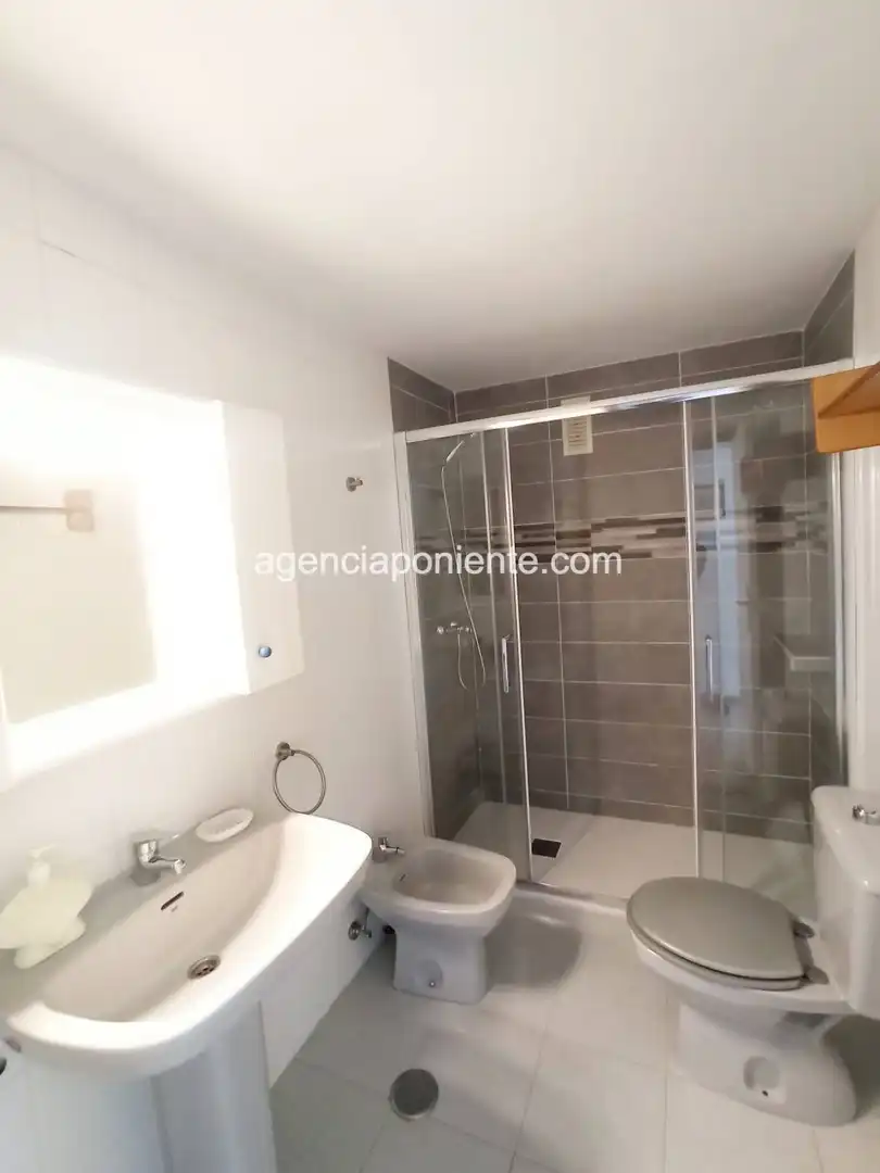 Bathroom of Apartments for rent in Benidorm  with Terrace, Furnished and Washing machine
