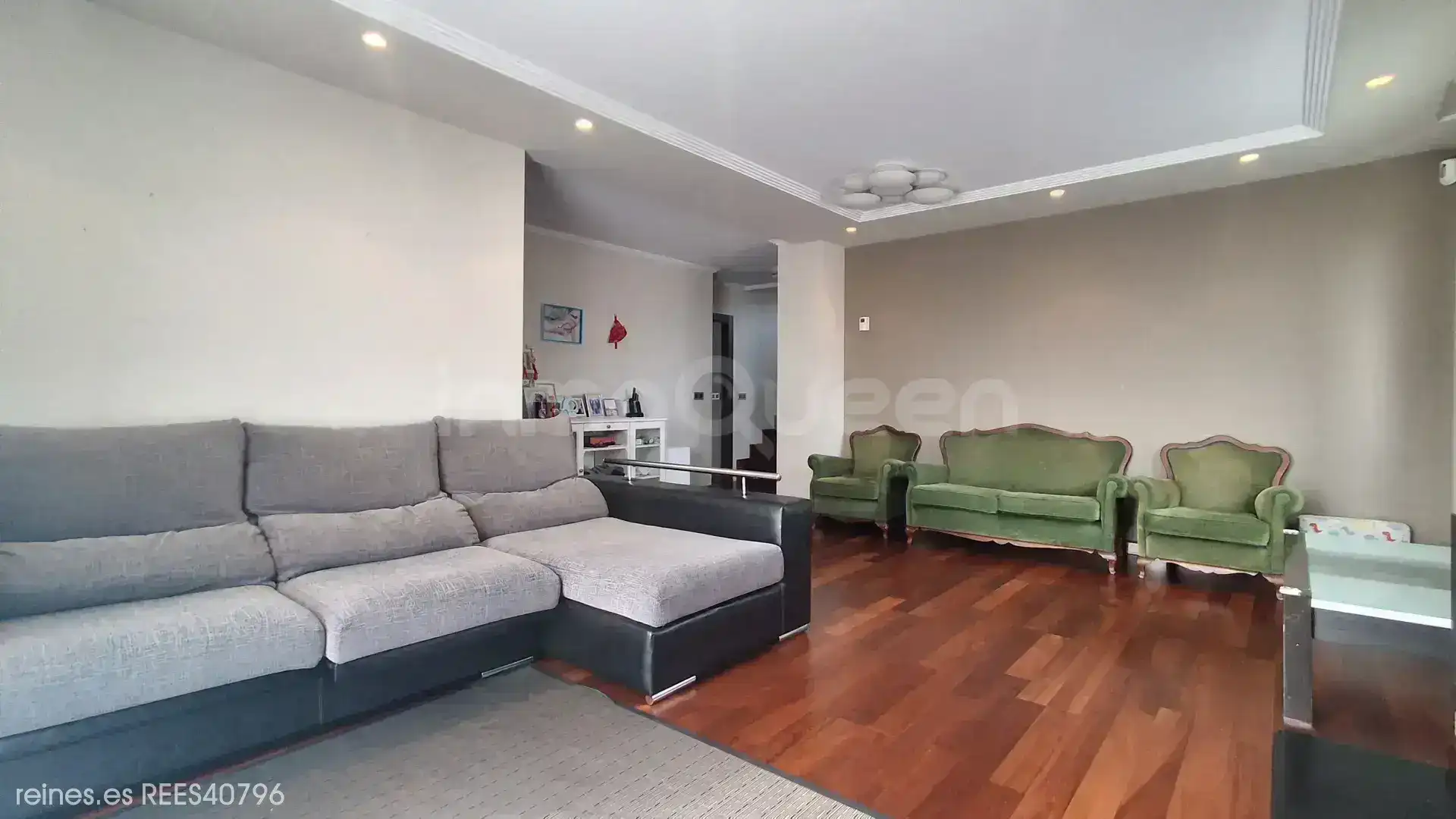 Sala d'estar de Casa o xalet en venda en Oviedo  amb Calefacció, Jardí privat i Terrassa