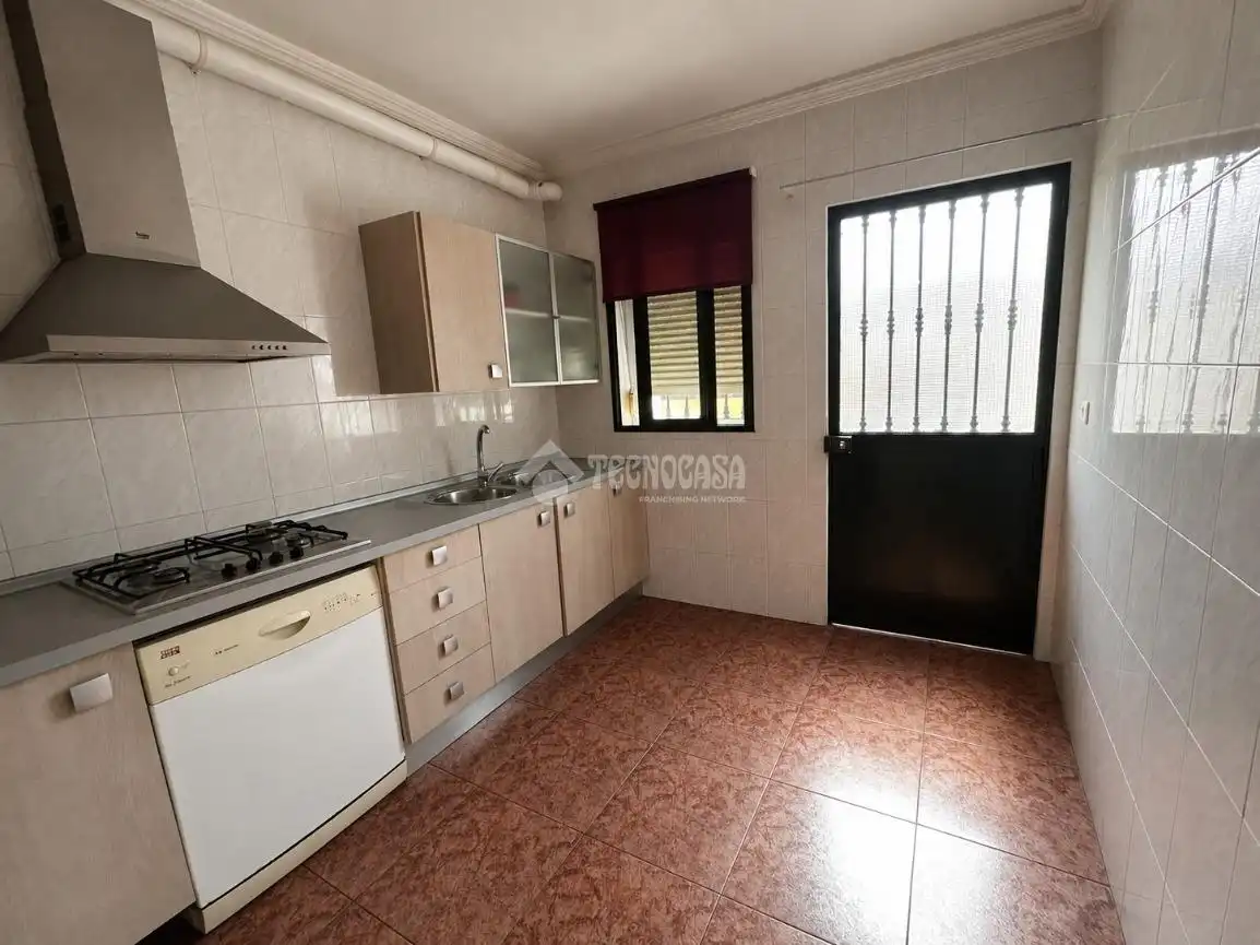 Cuina de Casa adosada en venda en La Rinconada amb Aire condicionat, Terrassa i Balcó