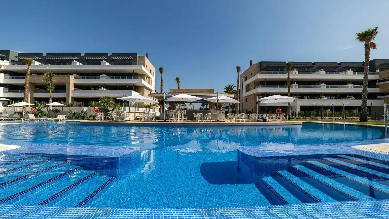 Piscina de Planta baixa en venda en Orihuela amb Aire condicionat, Jardí privat i Terrassa
