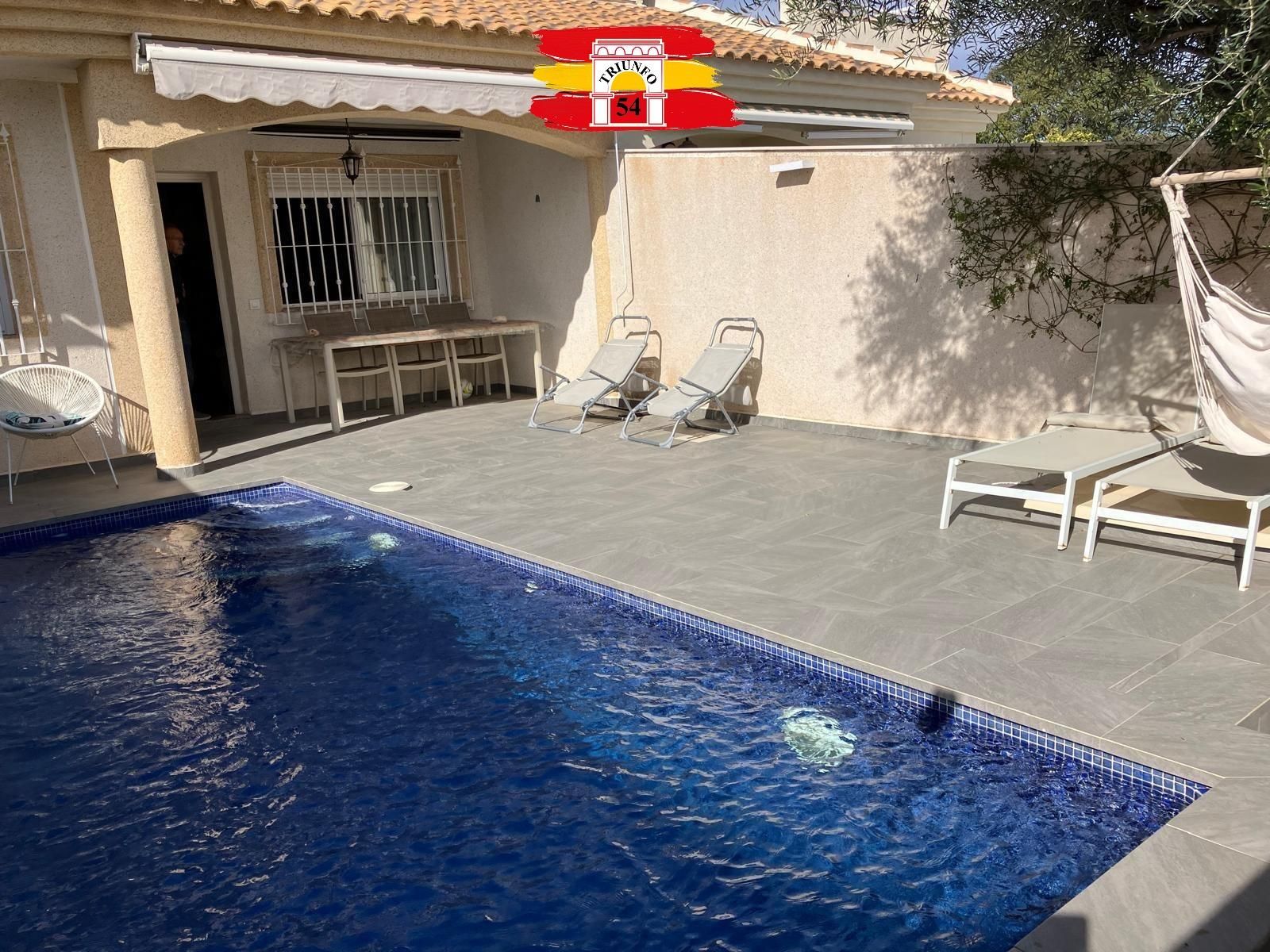 Piscina de Casa adosada en venda en Pilar de la Horadada amb Aire condicionat, Jardí privat i Terrassa