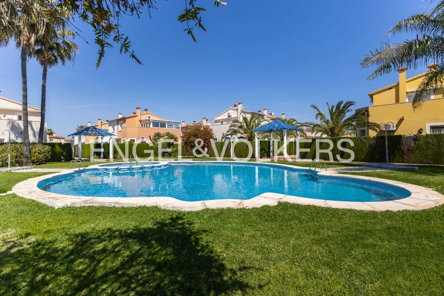 Piscina de Casa o chalet de alquiler en Oliva con Aire acondicionado, Calefacción y Jardín privado