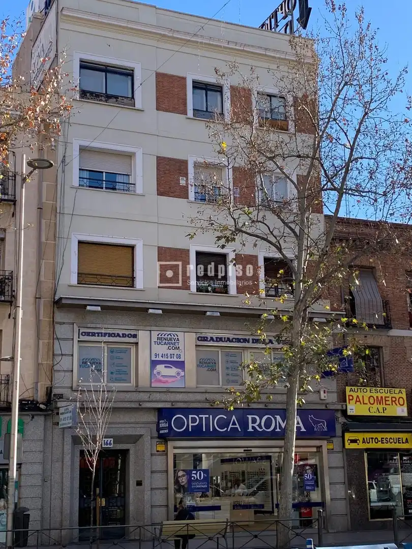 Vista exterior de Edifici en venda en Madrid