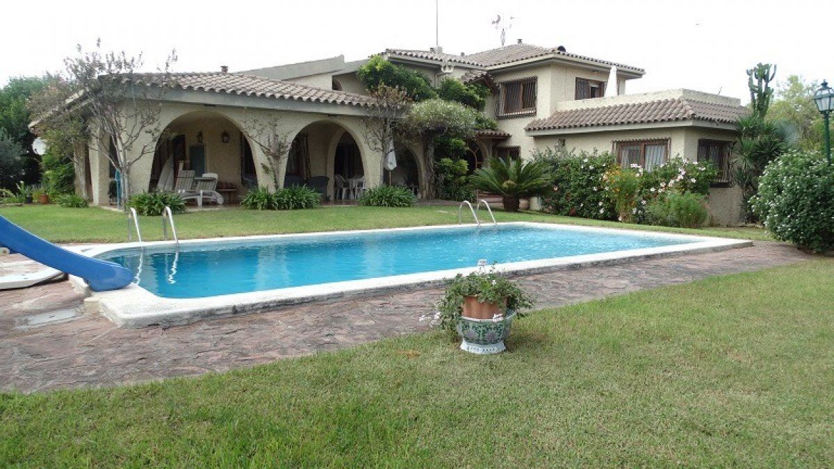 Piscina de Casa o xalet en venda en Castellón de la Plana / Castelló de la Plana amb Calefacció, Jardí privat i Terrassa