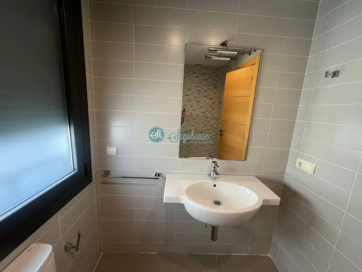 Bathroom of Flat for sale in Segovia  with Heating and Storage room