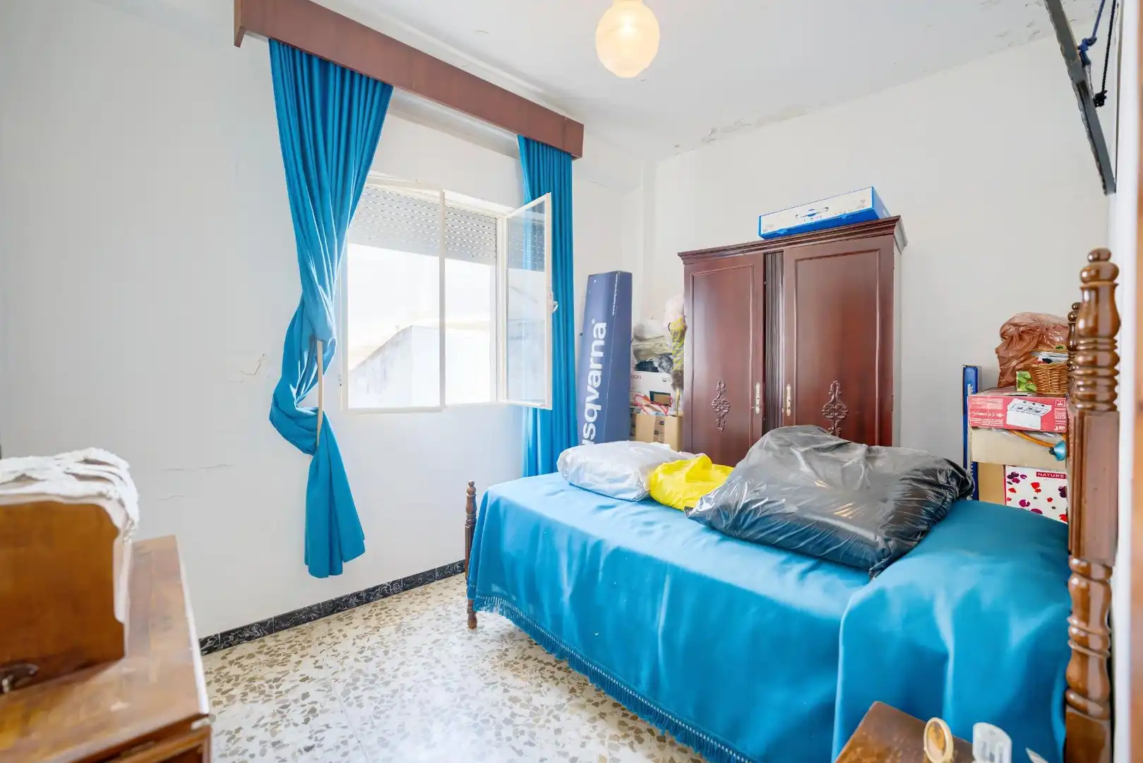 Habitación de Casa adosada en venta en Sanlúcar la Mayor con Aire acondicionado, Calefacción y Terraza
