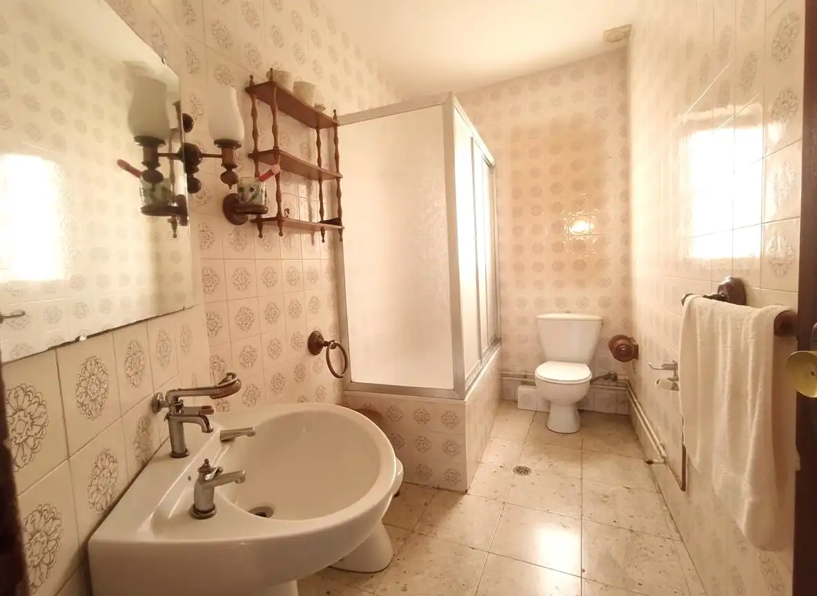 Badezimmer von Einfamilien-Reihenhaus zum Verkauf in Trujillo mit Terrasse und Balkon