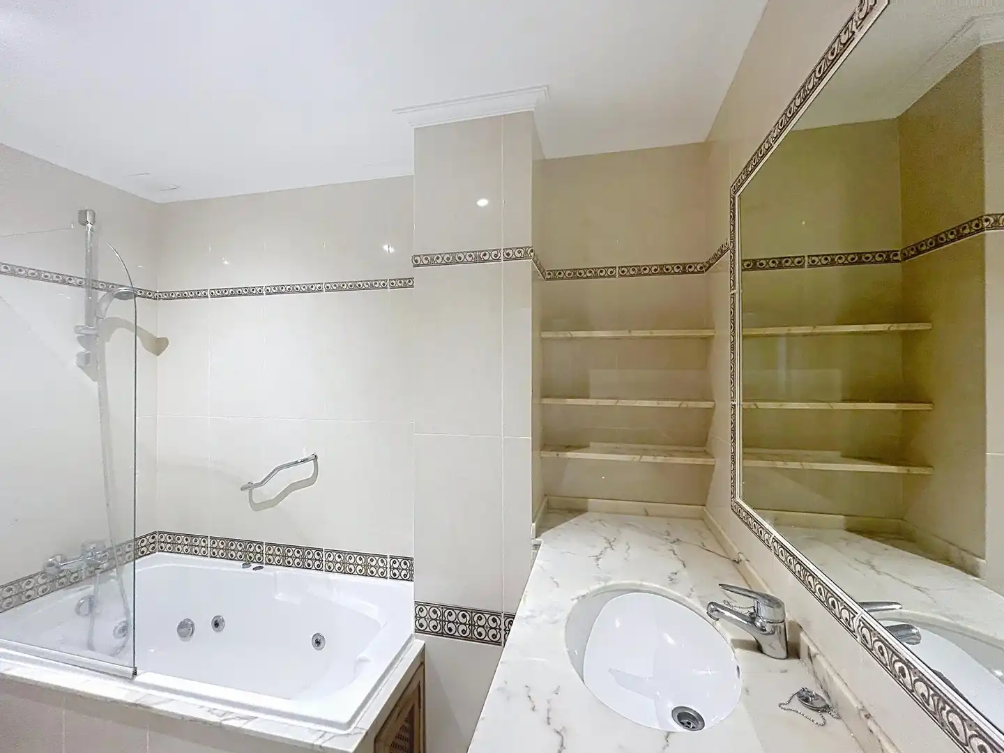 Baño de Casa adosada en venta en Santiago de Compostela  con Calefacción, Terraza y Piscina comunitaria