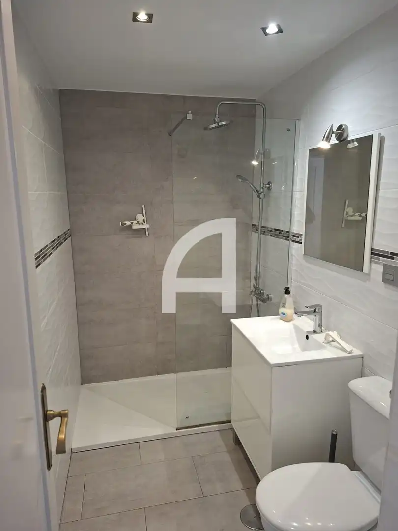 Baño de Piso en venta en Torremolinos con Aire acondicionado, Calefacción y Terraza