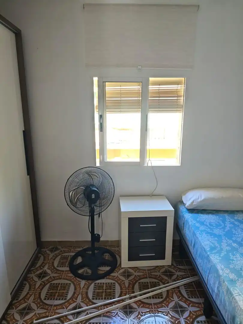 Schlafzimmer von Wohnung zur Miete in Granada mit Privatgarten, Möbliert und Balkon